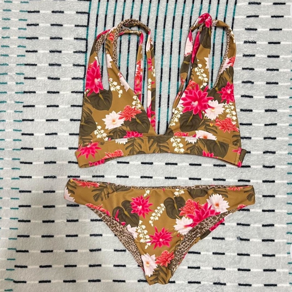 Acacia lei day set, plantation top (m) and makai bottoms (m)